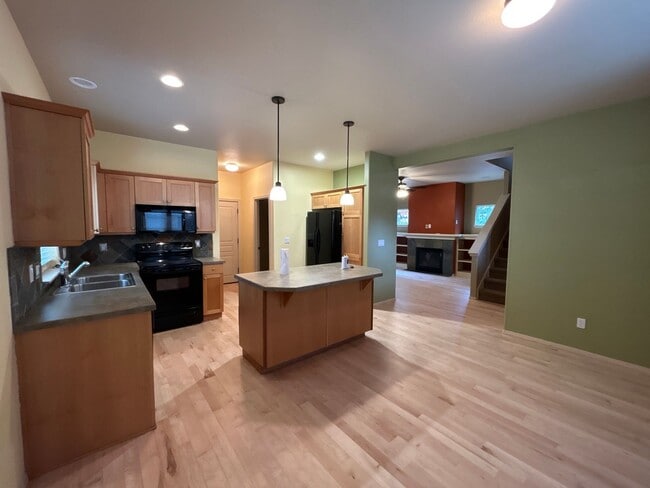 Building Photo - 3 Bedroom / 2.5 Bath Home in SW Redmond