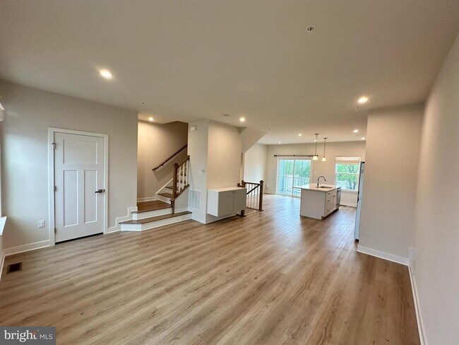 Building Photo - 463 Paperbark Sq