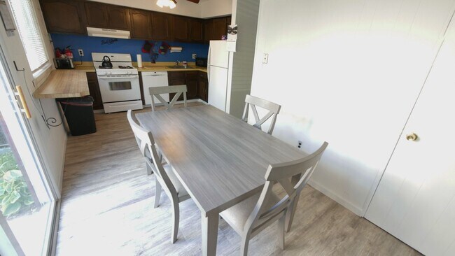 Building Photo - Clementon 2 BR, 1.5 BA Furnished Townhouse...