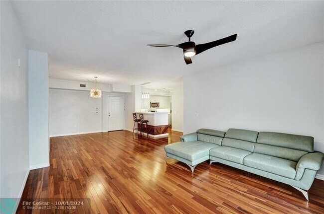 Building Photo - 2421 NE 65th St