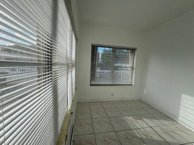 Building Photo - 8140 Crespi Blvd