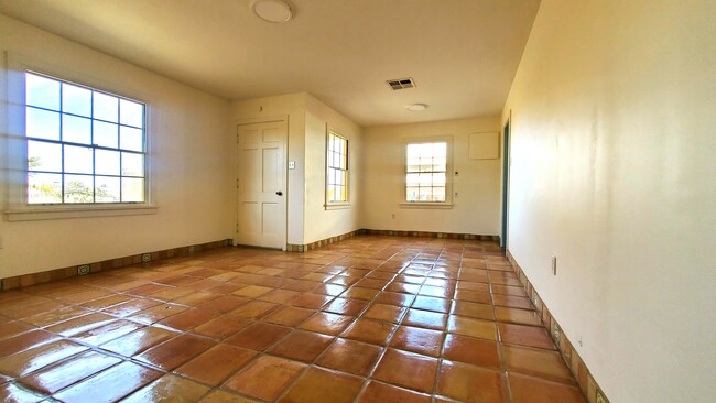 Living room - 621 W Solana Ave