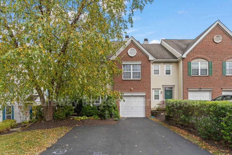 Primary Photo - 221 Lookout Pl