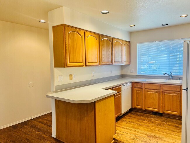 Foto del edificio - Spacious 3-Bedroom Hillsboro Duplex Featuring High Ceilings, Garage & Green Space