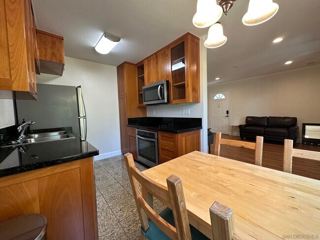 Building Photo - 8521 Villa La Jolla Dr
