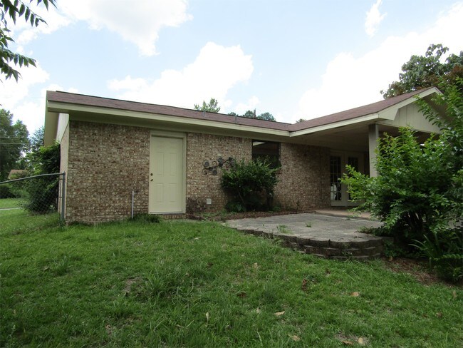Building Photo - 201 Peartree Cir