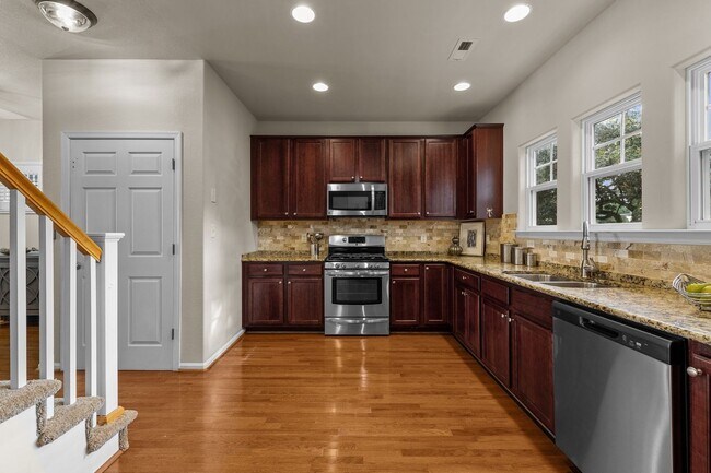 Building Photo - Welcome to this stunning 3-bedroom, 3.5-bath tri-level condo!
