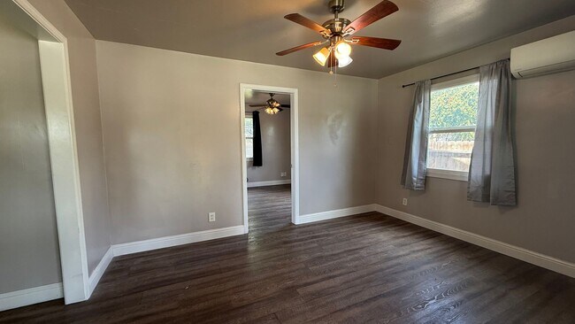 Foto del edificio - 1 Bedroom, 1 Bathroom Duplex unit located in Visalia