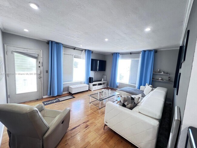 Foto del edificio - 8420 Byron Ave