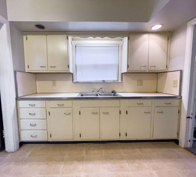 Foto del edificio - PRELEASING for AUGUST! Close to Campus