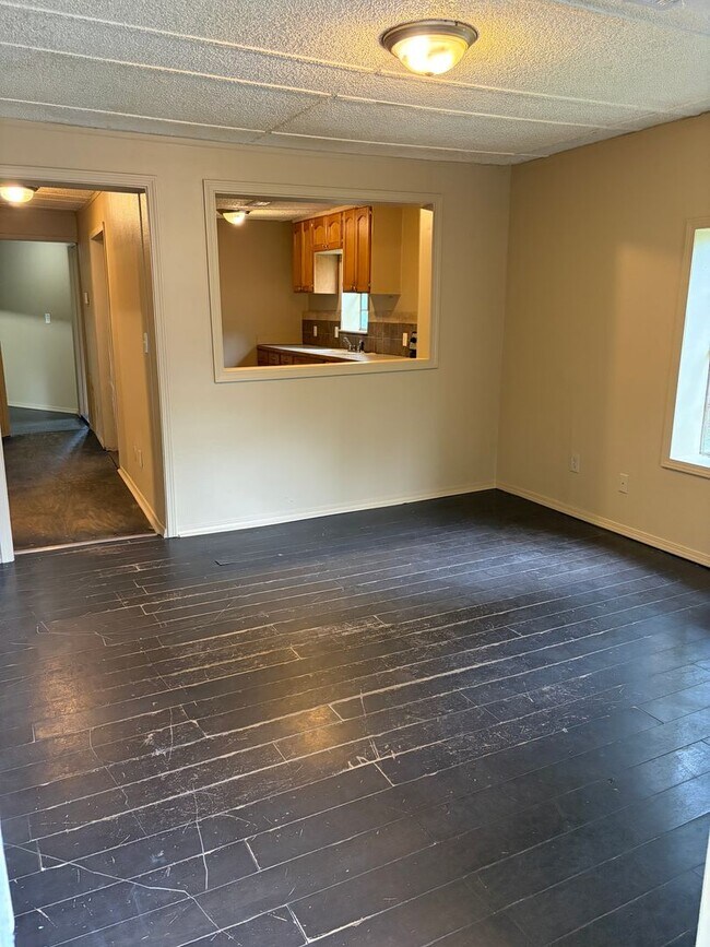 Foto del edificio - Charming 4-bedroom, 1-bath home located in the heart of Van Buren featuring a spacious layout, ha...