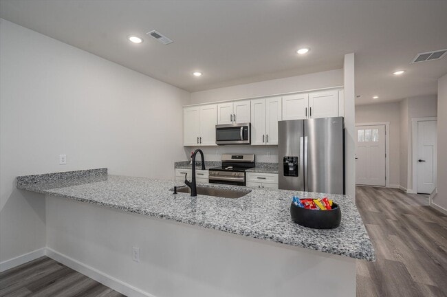 Building Photo - 900 Ac Little Dr