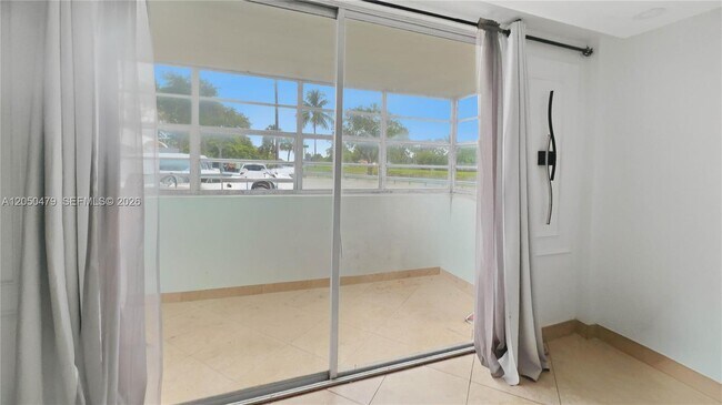 Foto del edificio - 16450 Miami Dr