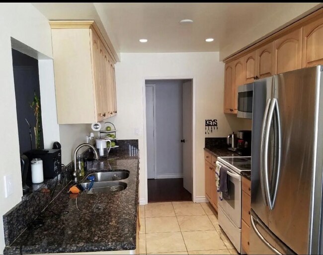 Kitchen - 1339 N Columbus Ave