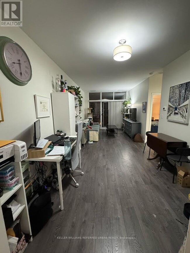 Building Photo - 1 Leaside Park Dr