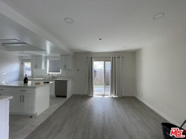 Foto del edificio - 10846 Scoville Ave