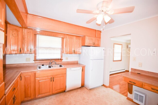 Building Photo - Country living in Waukee
