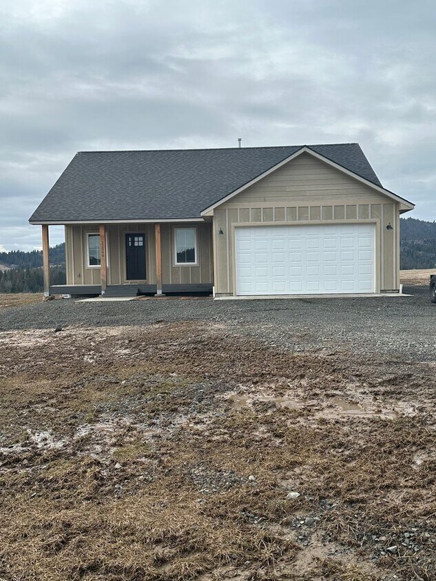 Primary Photo - Country Setting on 5 Acres!