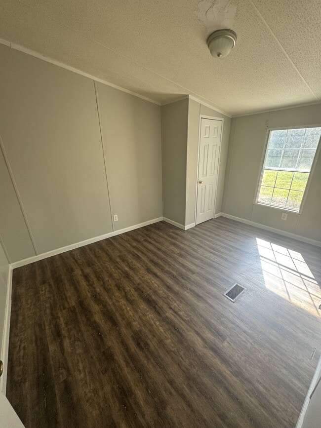 Building Photo - 553 E Green Tree Rd