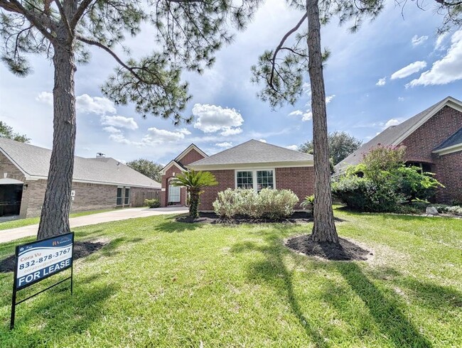 Building Photo - 3622 Englewood Dr