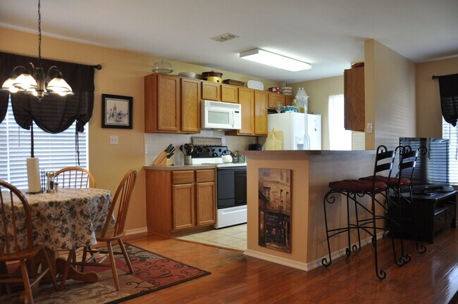 Building Photo - 403 Redbud Cir