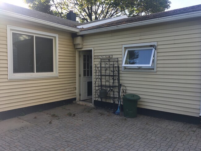 Building Photo - 3 Bed, 1 Bath- Ranch, Liverpool-Galeville