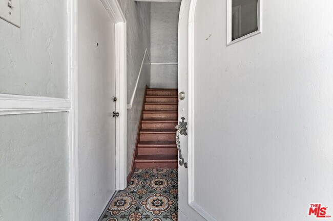 Foto del edificio - 1040 S Cloverdale Ave