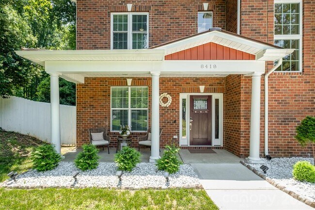 Foto del edificio - 8418 Knollwood Cir