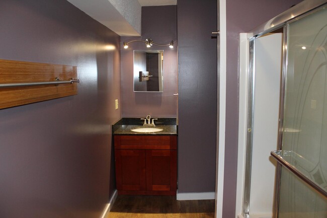 Full bathroom - 205 N Fairview St