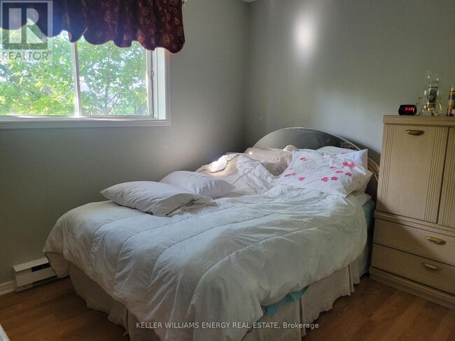 Building Photo - 576 Mary St E