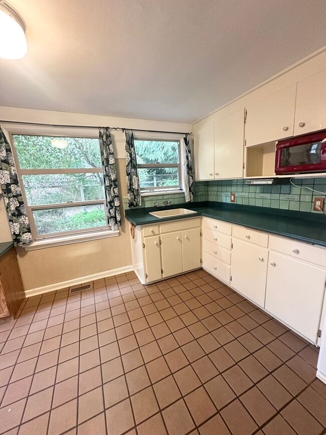 Building Photo - Charming 2-Bedroom, 1-Bathroom House in North Seattle.