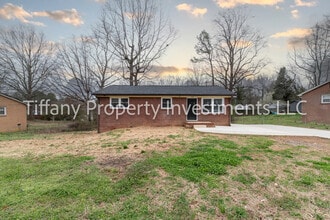 Building Photo - 2331 Woodleaf Dr