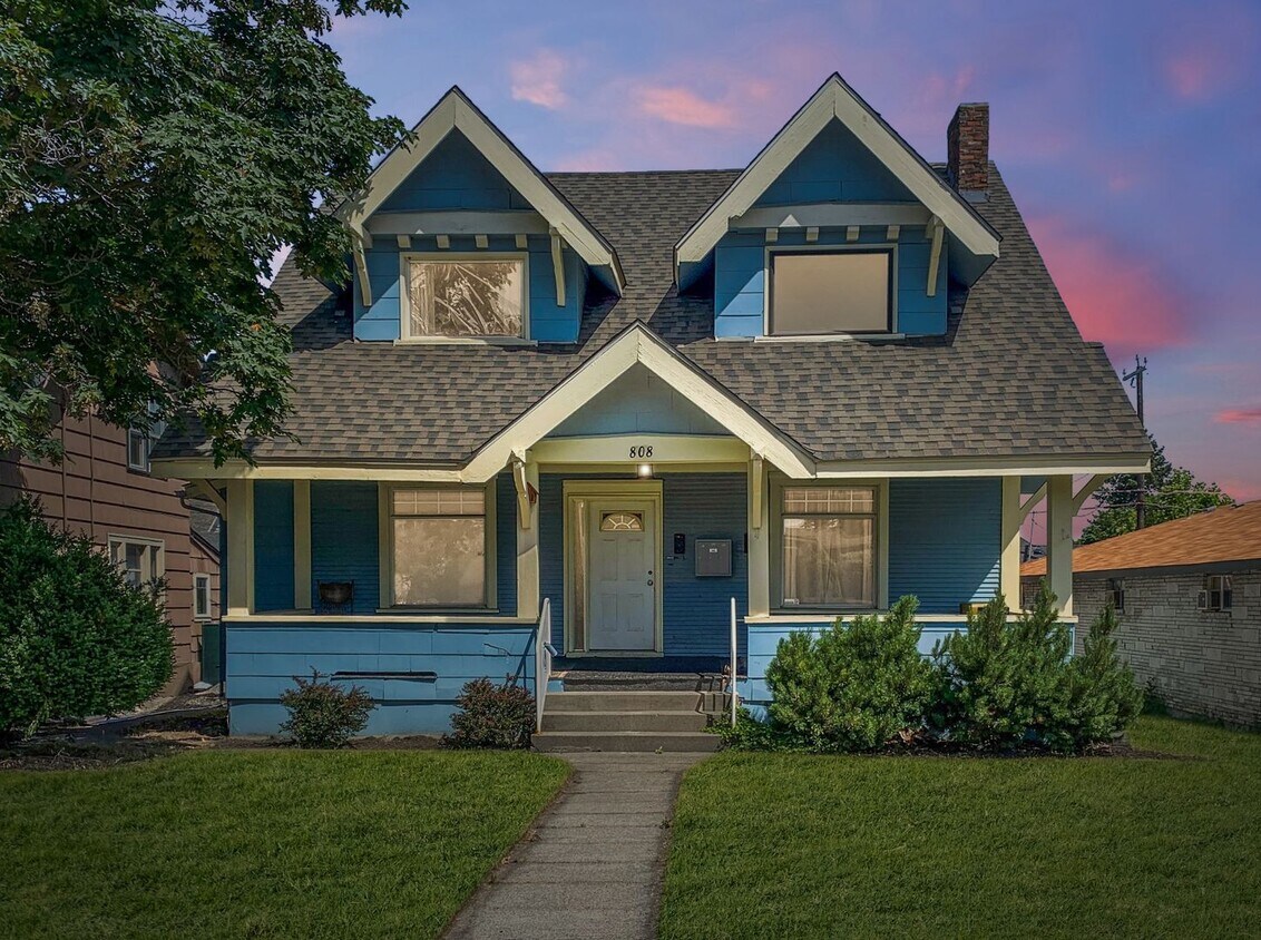 Primary Photo - 808 W Augusta Ave
