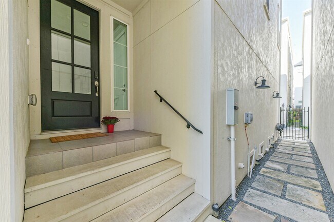 Building Photo - 1313 W 24th St