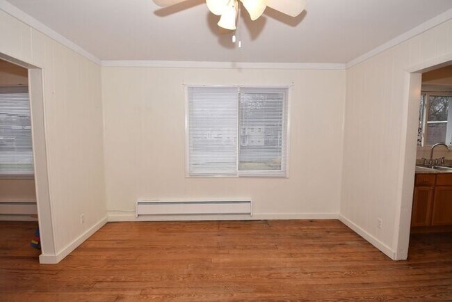 Building Photo - Cute & Rare 1 Bedroom Apartment in Buchana...
