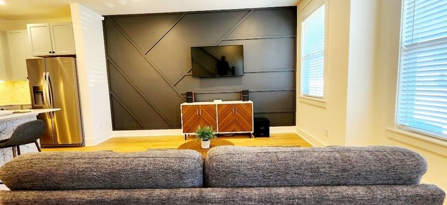 Building Photo - Modern 3-Bedroom Townhome with Pool Access Near Downtown Cookeville