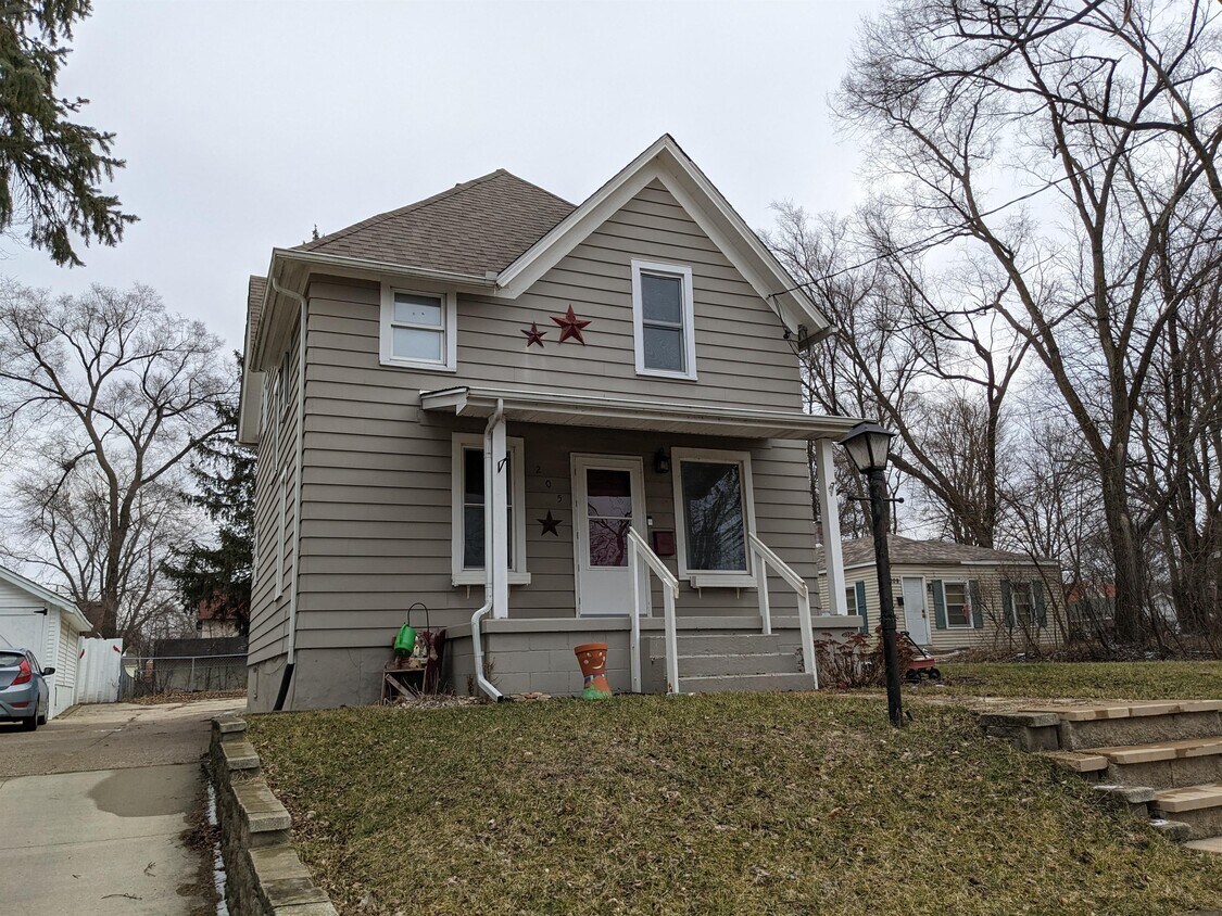 Primary Photo - 205 S Adams St