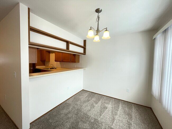 Comedor - 2829 Burgundy Dr