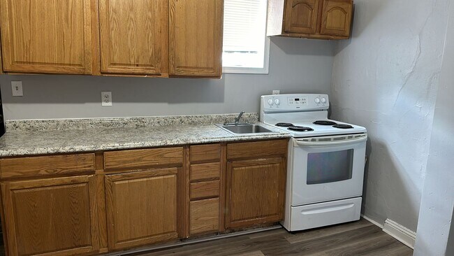 Building Photo - Three Bedroom One Bathroom Ready For ASAP ...