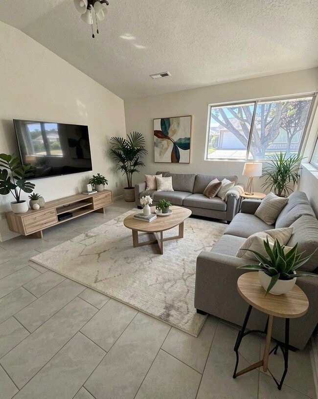 Building Photo - 2050 W Canyon View Dr