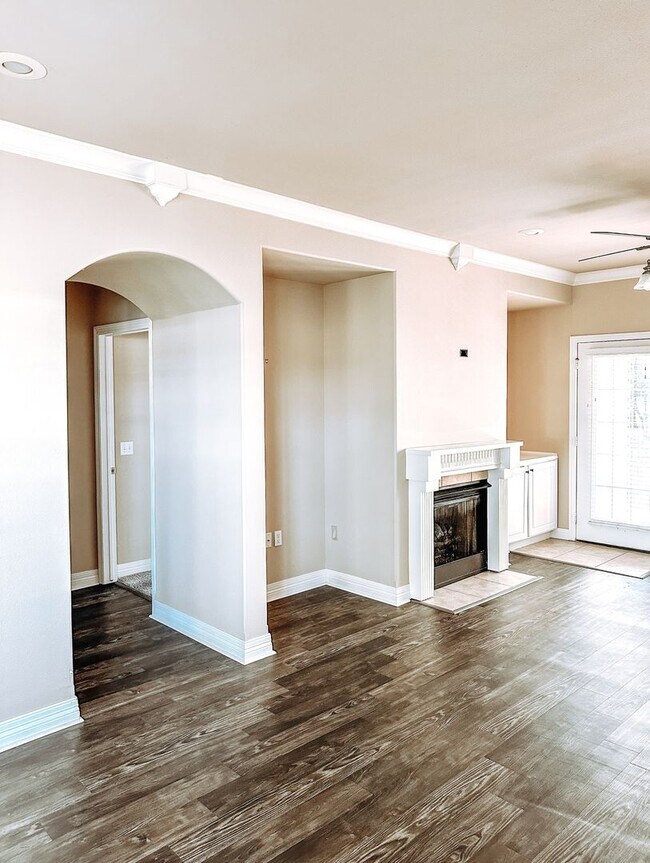 Building Photo - ** Move-in Special** Beautiful Townhome in...