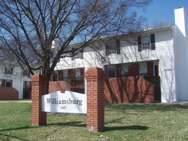 Building Photo - 3 Bedroom Townhouse with New Flooring!