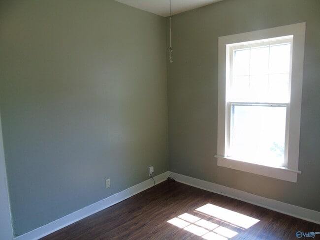 Foto del edificio - 1305B Wells Ave SE