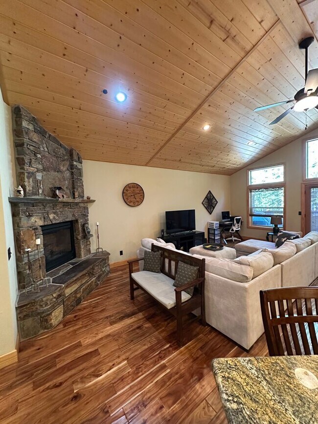 Building Photo - Beautiful Tahoe Donner Ski Lease