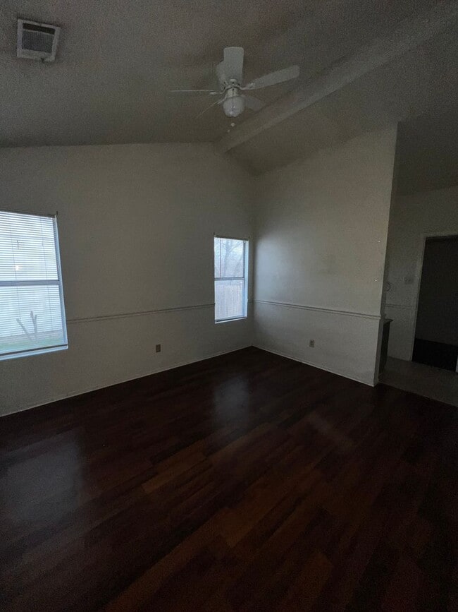 Foto del edificio - Great 3 bedroom, 2 bath available early April