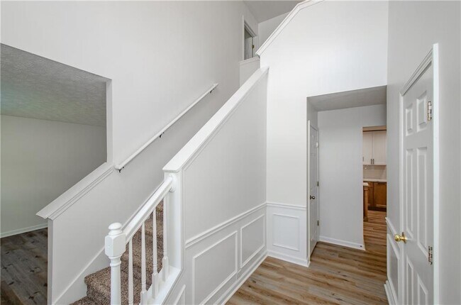 Building Photo - 3390 Northcliff Dr