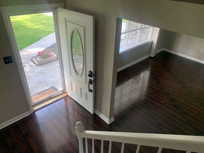 Building Photo - 102 Acorn Ct