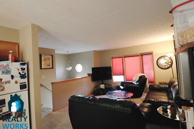 Foto del edificio - Lovely 2 Bedroom Split Level Home in NW Li...