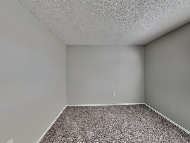 Building Photo - MOVE IN SPECIAL***3/1.5 Home With New Luxu...