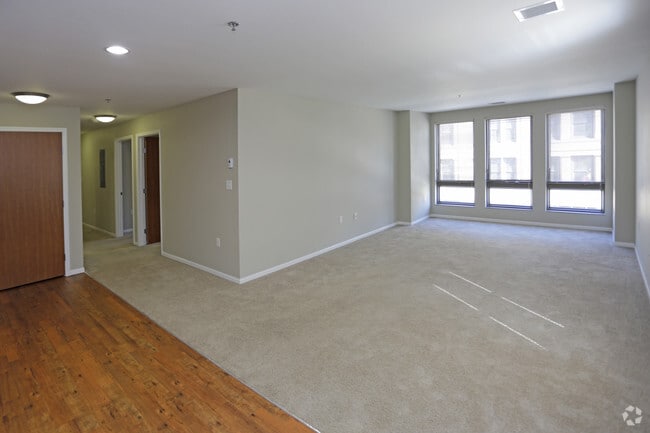 Interior Photo - Cityscapes Plaza